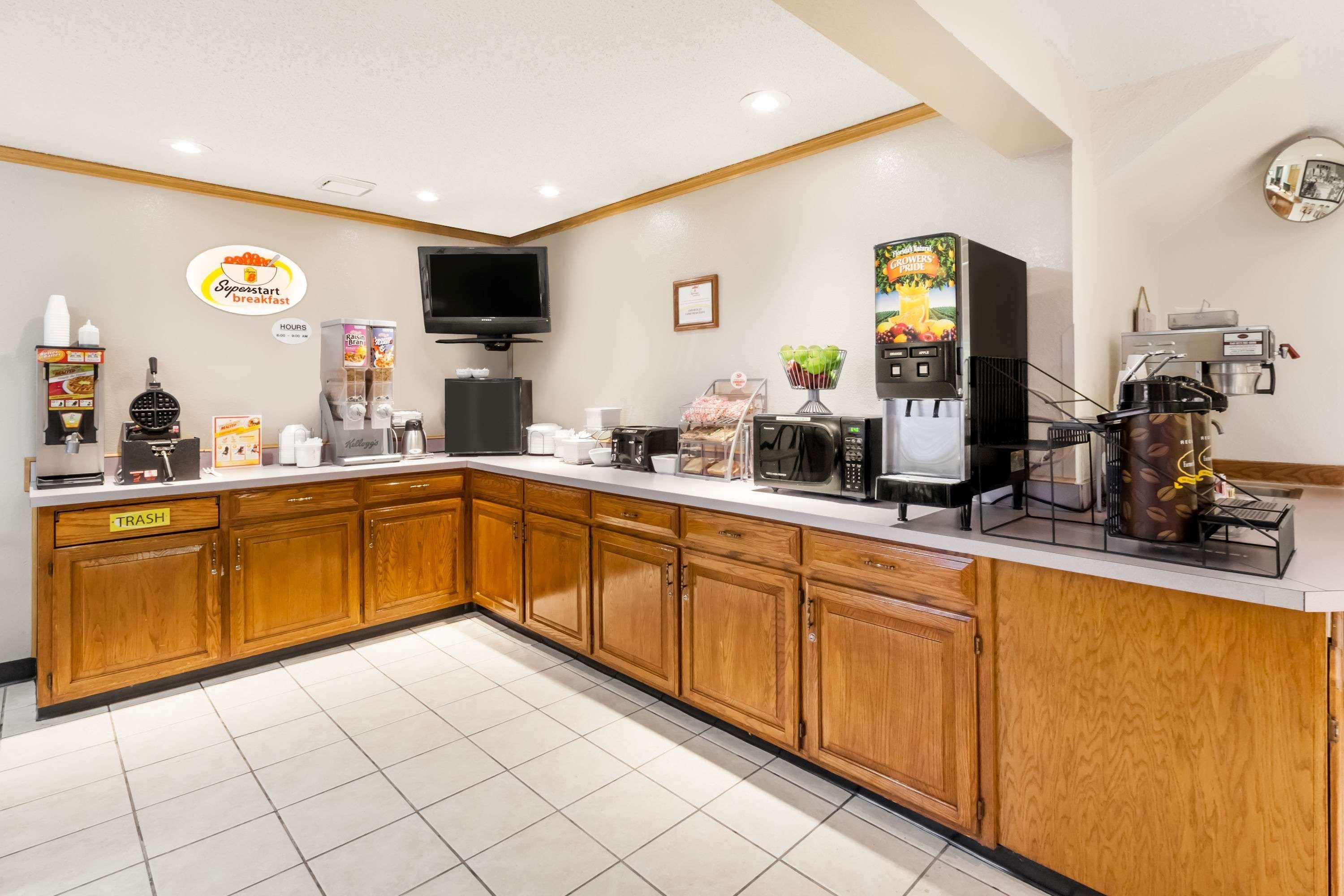 Hotel Super 8 By Wyndham Ionia Mi Zewnętrze zdjęcie